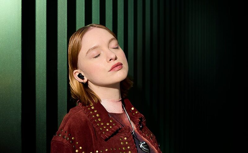JBL Live Beam 3 Lifestyle Black Spatial 1