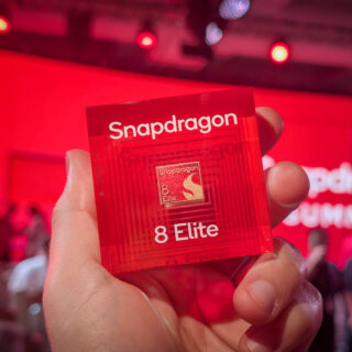 Snapdragon 8 Elite chip in hand