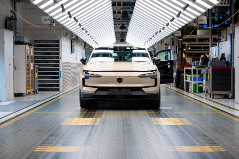 Volvo Cars Tamamen Elektrikli EX30 Modelinin Uretimine Avrupa da Basladi