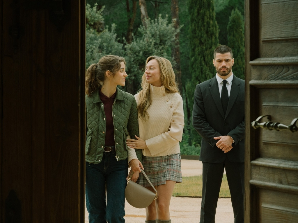 Ester Expósito ve Hugo Diego García Enfrentados Marfil kadrosunda