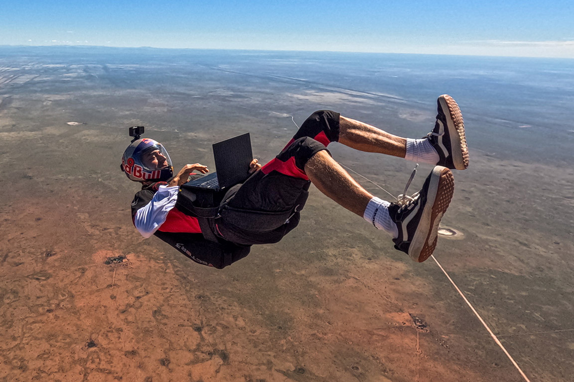 Red Bull sporcusu Dani Román, ASUS ProArt GoPro Edition ile birlikte Namibya'nın semalarında çekim yaptı.