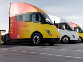 107194681 1676422226389 Tesla Semi 5