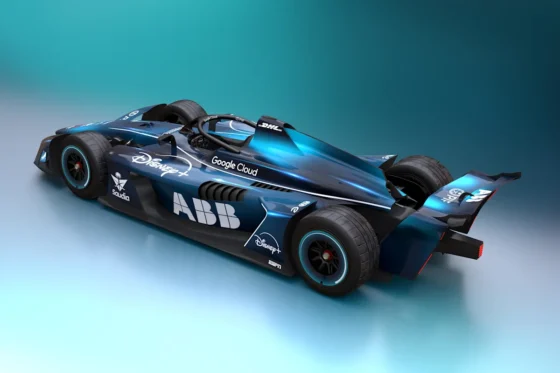 Formula E elektrikli yarış arabası pistte ilerliyor