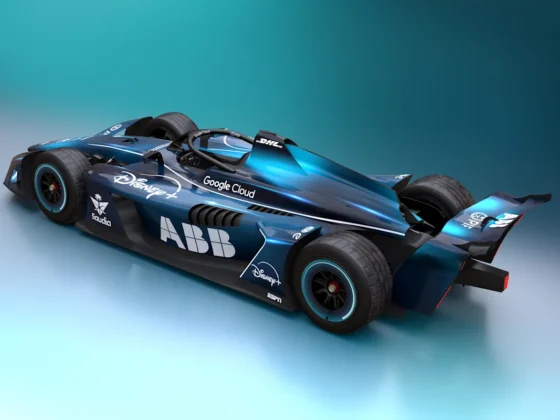 Formula E elektrikli yarış arabası pistte ilerliyor