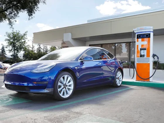 GM 2027 elektrikli araç NACS şarj portu ve Tesla Supercharger