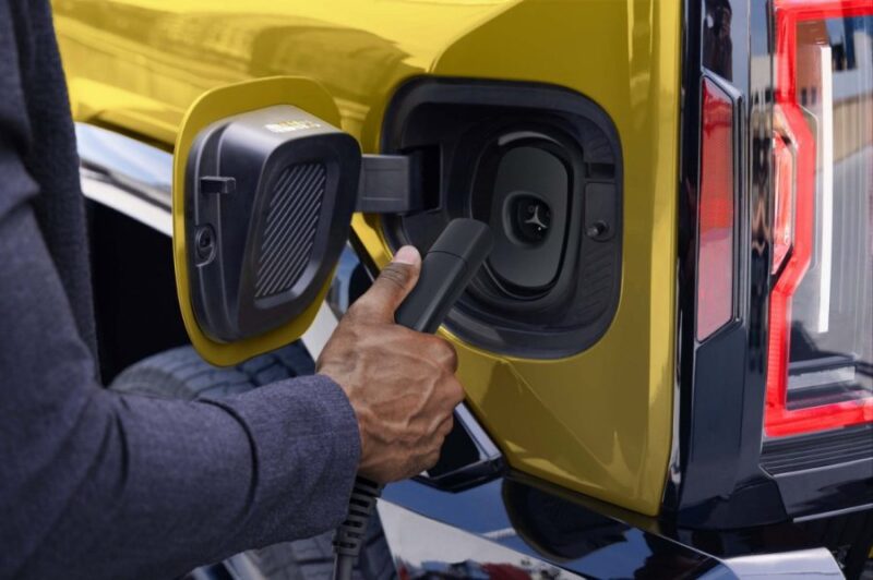 NACS şarj özelliğine sahip  GM elektrikli araç