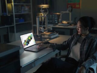 ASUS Google AI Kampanya ortaklığı logosu ve yeni nesil dizüstü bilgisayar.