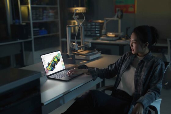 ASUS Google AI Kampanya ortaklığı logosu ve yeni nesil dizüstü bilgisayar.