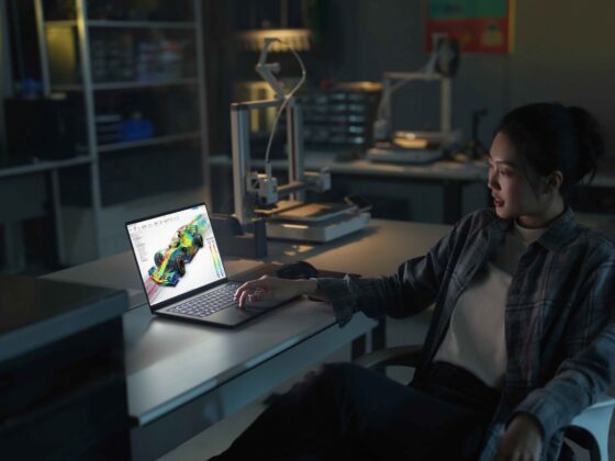 ASUS Google AI Kampanya ortaklığı logosu ve yeni nesil dizüstü bilgisayar.