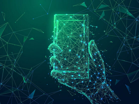 Akıllı telefon ve dizüstü bilgisayar kullanan bir kişinin dijital hijyen alışkanlıkları