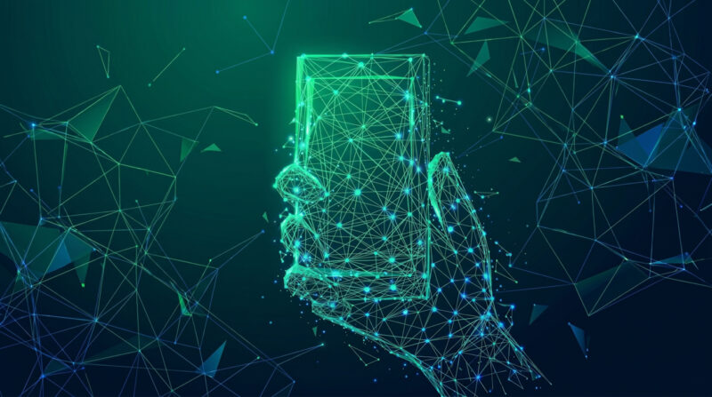 Akıllı telefon ve dizüstü bilgisayar kullanan bir kişinin dijital hijyen alışkanlıkları