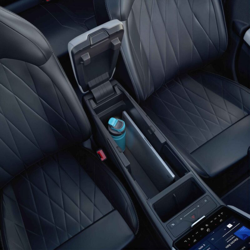 Ford Explorer modelinin 14.6 inçlik SYNC Move bilgi eğlence ekranı ve ön konsolu