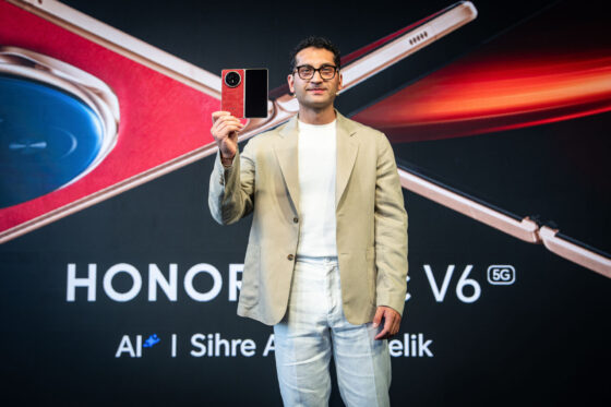 Honor Magic V6 katlanabilir telefonun ince ve zarif beyaz renkli tasarım