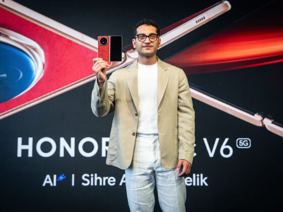 Honor Magic V6 katlanabilir telefonun ince ve zarif beyaz renkli tasarım
