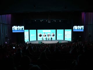 Meetup Istanbul 2026 Beyond Control ana sahne görünümü