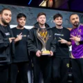 S2G Esports oyuncuları 2026 PUBG Mobile World Cup şampiyonluk kupasını kaldırıyor