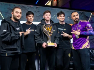 S2G Esports oyuncuları 2026 PUBG Mobile World Cup şampiyonluk kupasını kaldırıyor