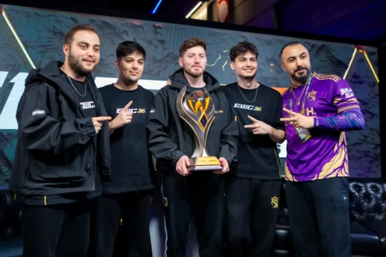 S2G Esports oyuncuları 2026 PUBG Mobile World Cup şampiyonluk kupasını kaldırıyor